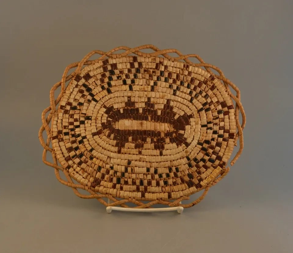 VINTAGE FRASIER THOMPSON RIVER SALISH INDIAN PLAQUE BASKET - IMBRICATED DESIGN: VINTAGE FRASIER THOMPSON RIVER SALISH INDIAN PLAQUE BASKET - IMBRICATED DESIGN Item Description: This vintage Thompson River basket plaque has an imbricated design woven in cherry barks. The basket me