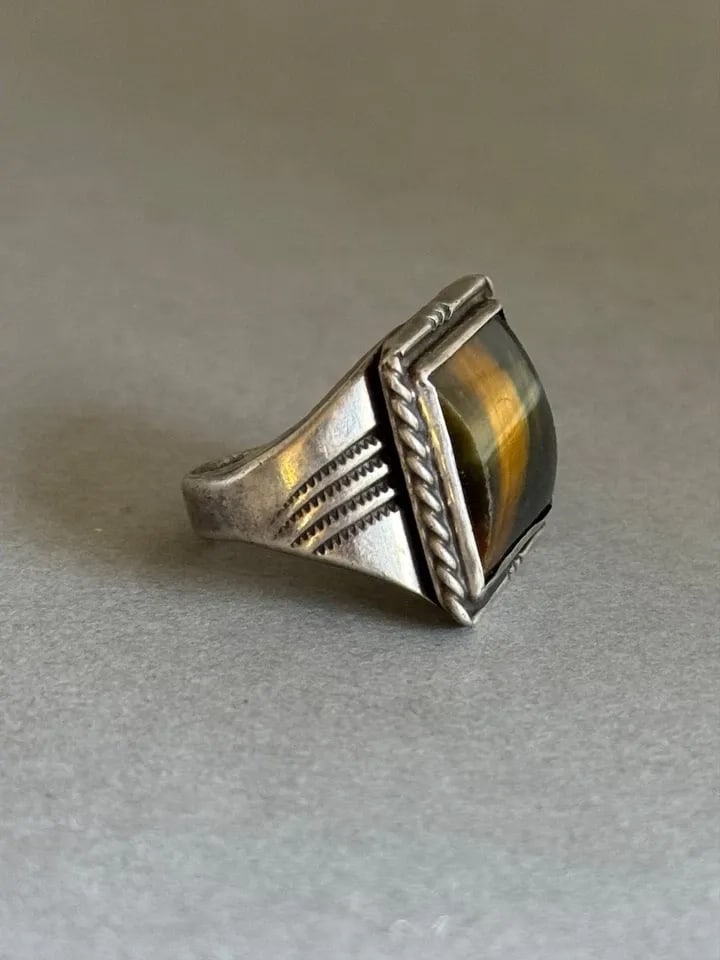 UNIQUE VINTAGE NAVAJO STERLING SILVER AND TIGER’S EYE ? STONE RING SIZE 11 (1 of 2)