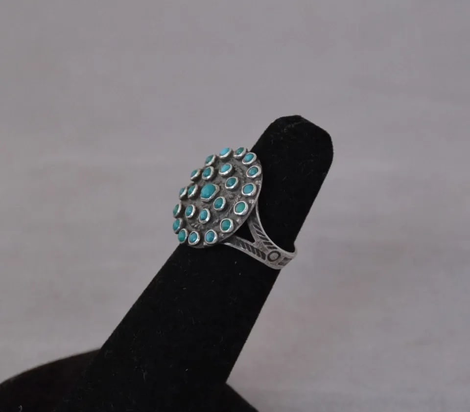 OLD PAWN ZUNI STERLING SILVER RING - SNAKE EYE TURQUOISE STONES - SZ 4: OLD PAWN ZUNI STERLING SILVER RING - SNAKE EYE TURQUOISE STONES - SZ 4 This vintage Zuni ring has been set with delicately handcrafted snake eye turquoise stones. The front of the ring measures 3/4" t