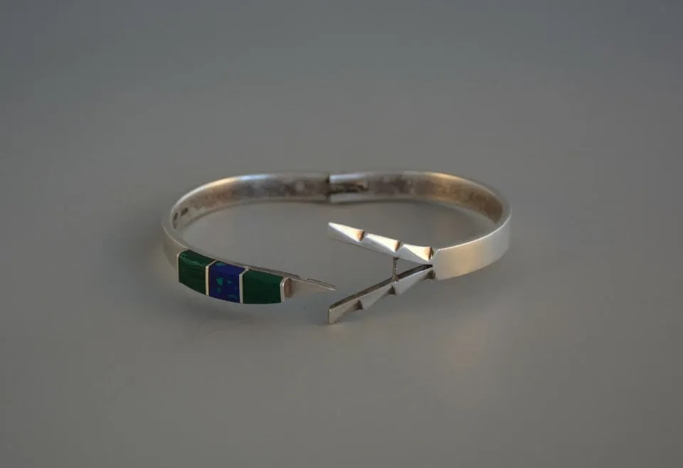 VTG MEXICAN STERLING SILVER HINGED BRACELET MALACHITE AZURITE - 7.25 HINGE PIN?: VTG MEXICAN STERLING SILVER HINGED BRACELET MALACHITE AZURITE - 7.25 HINGE PIN? Item Description: This vintage Mexican silver bracelet has a hinge at the back and opens at the front. It has a unique c