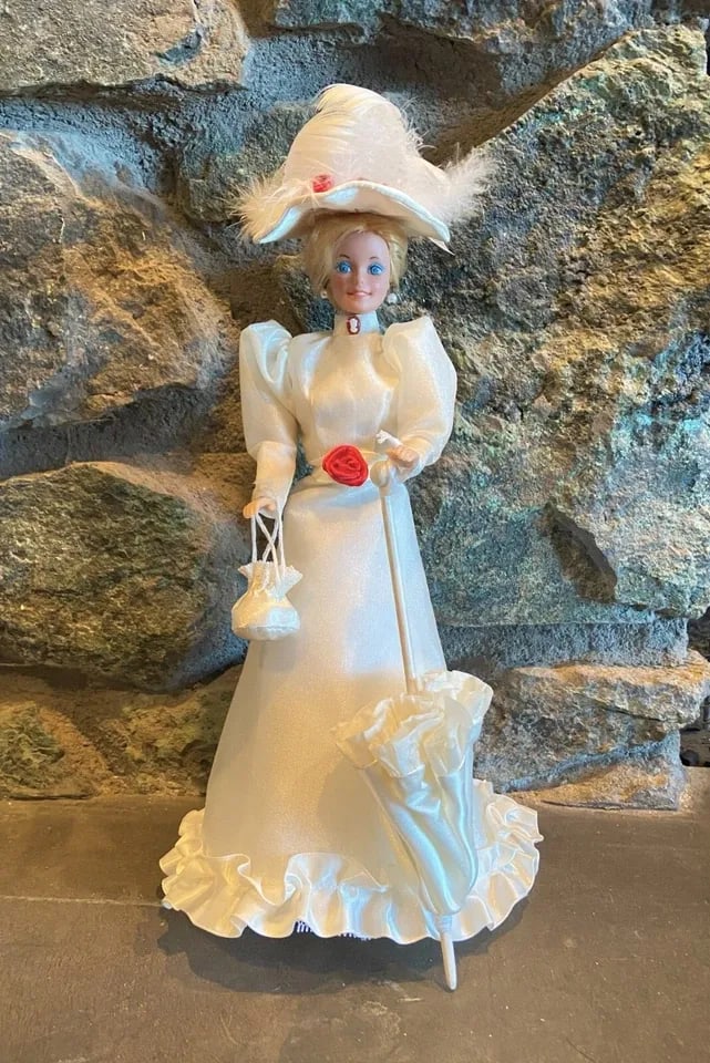 1960 BARBIE - BLONDE - BEAUTIFUL HANDMADE GOWN ANTIQUE BUTTONS - EXCELLENT COND. (1 of 2)