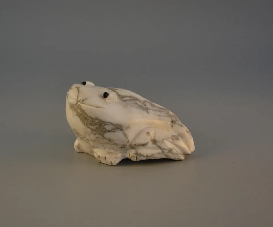 LARGE VINTAGE ZUNI INDIAN FETISH CARVING - WHITE MARBLE FROG ONYX EYES - 4" LONG (1 of 2)
