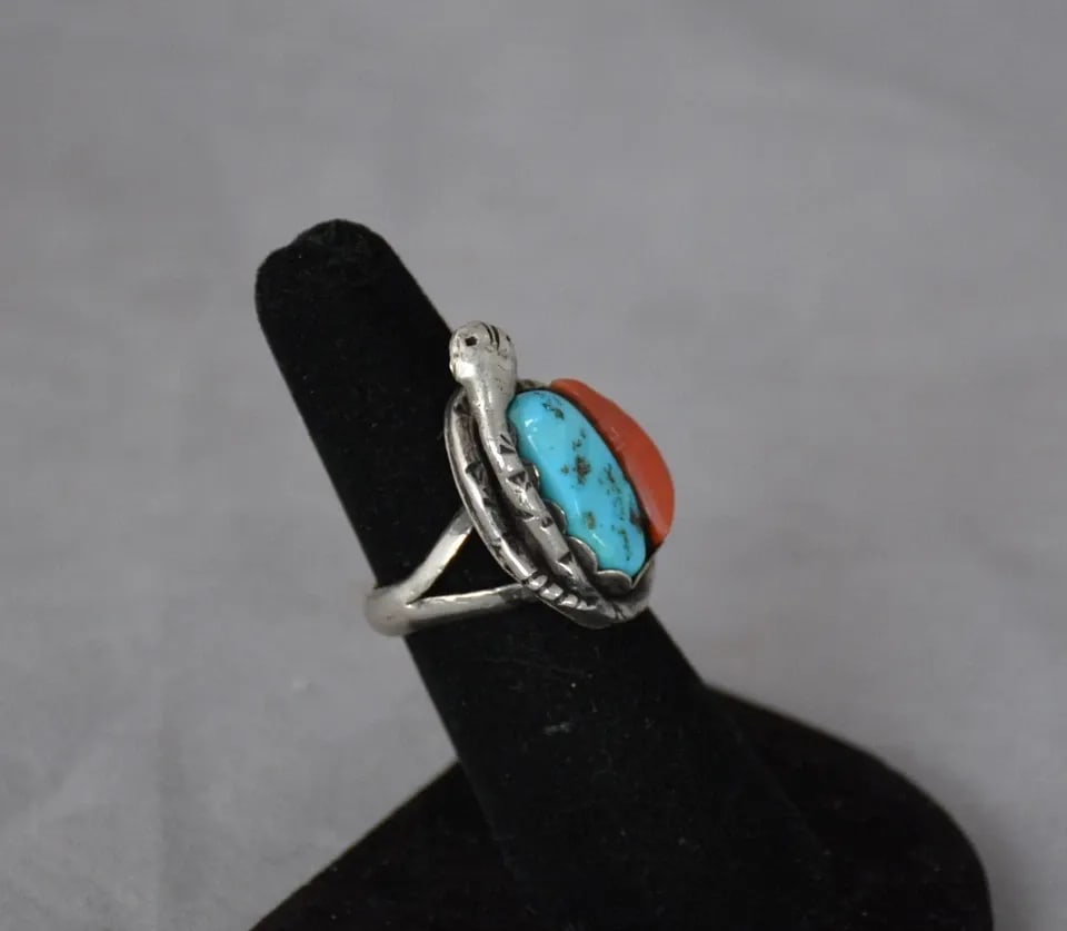 VINTAGE NAVAJO STERLING SILVER TURQUOISE CORAL RING W. SNAKE - SIZE 6: VINTAGE NAVAJO STERLING SILVER TURQUOISE CORAL RING W. SNAKE - SIZE 6 This vintage Navajo sterling silver ring has been beautifully crafted. A snake wraps around a nestled turquoise and coral stone. T