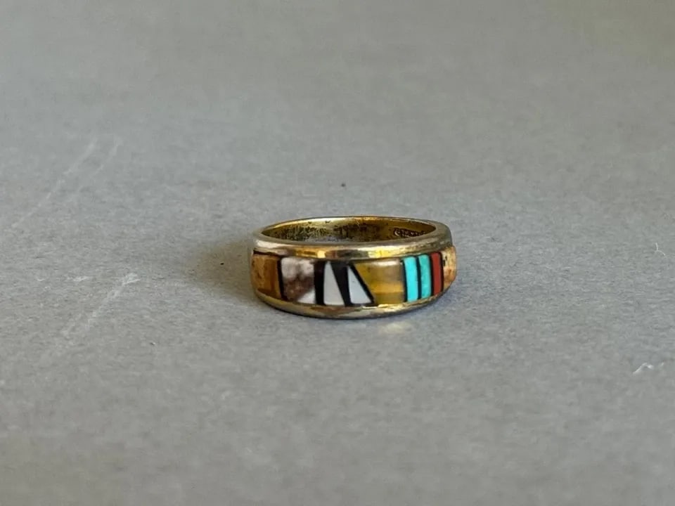 EDISON YAZZIE NAVAJO STERLING SILVER WITH INLAID STONES RING. SZ 8 (1 of 2)