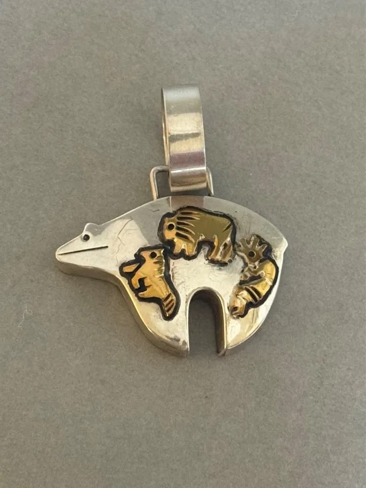 VINTAGE NAVAJO STERLING SILVER GOLD-FILL BEAR PENDANT MADE BY T SINGER (1 of 2)