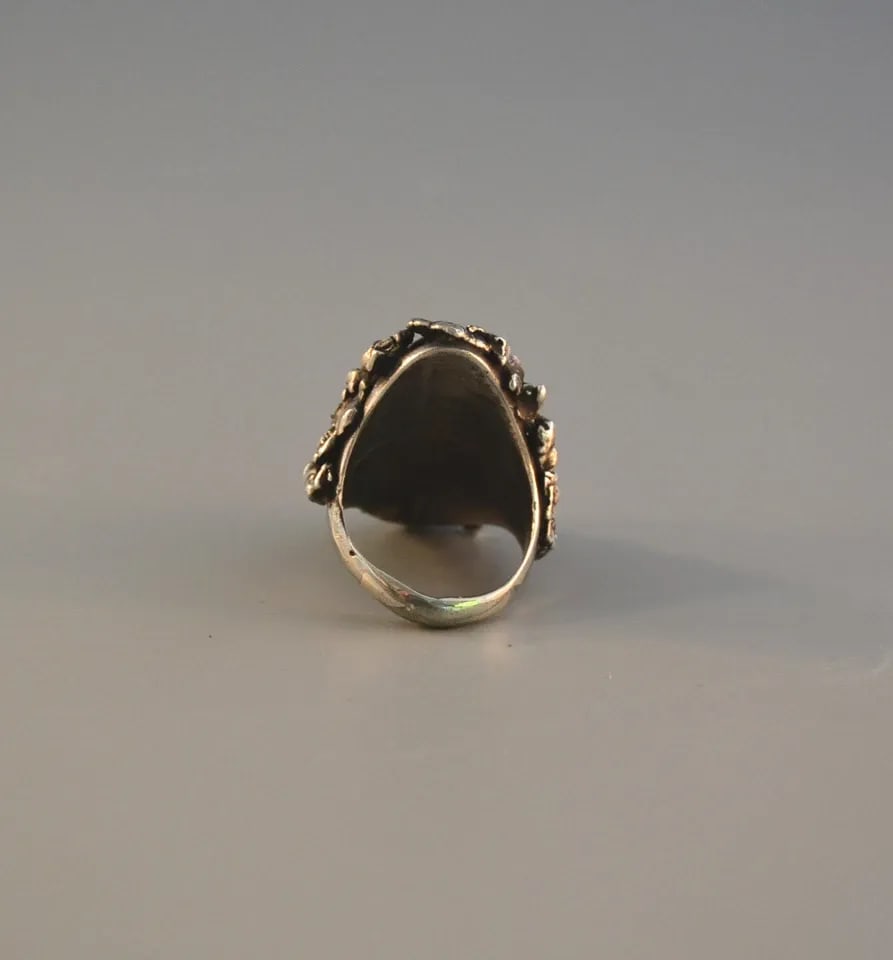 VINTAGE HEAVY STERLING SILVER NUGGET MENS RING - TURQUOISE & SILVER LEAF - SZ. 9: VINTAGE HEAVY STERLING SILVER NUGGET MENS RING - TURQUOISE & SILVER LEAF - SZ. 9 Item Description: This vintage men's ring has setting of silver nuggets surrounding a turquoise stone and a sterling si