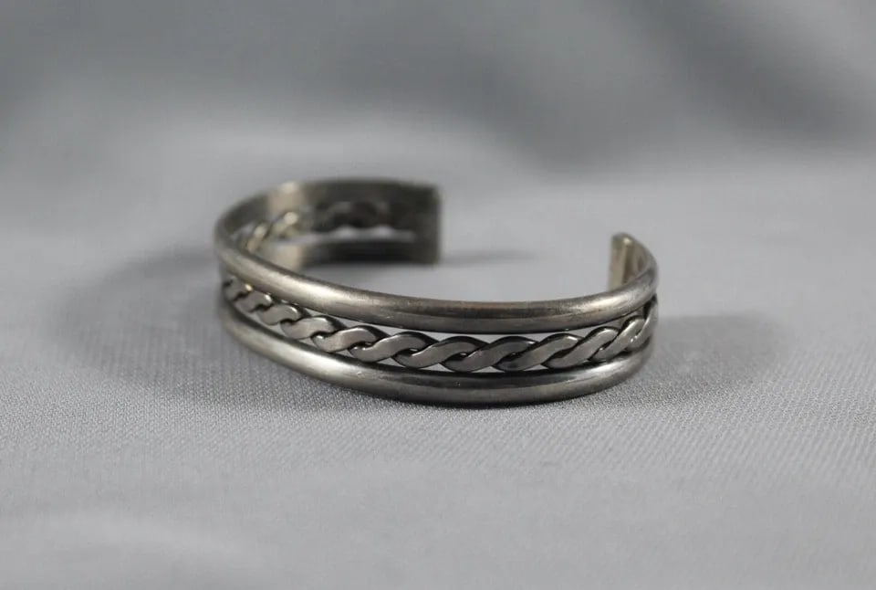 VINTAGE NAVAJO STERLING SILVER BRACELET SIGNED TAHE: VINTAGE NAVAJO STERLING SILVER BRACELET SIGNED TAHE Item Description: 1/2" Wide ..5 1/8" Inside With a 1 3/8" Opening