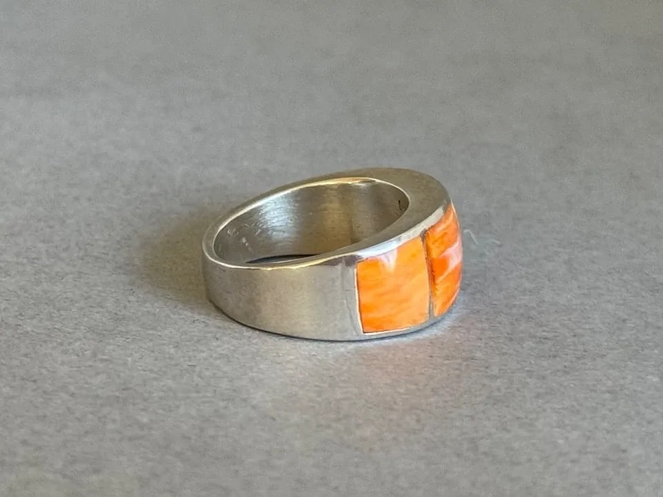 UNUSED NAVAJO STERLING SILVER AND SPINY OYSTER RING SIZE 6 (1 of 2)