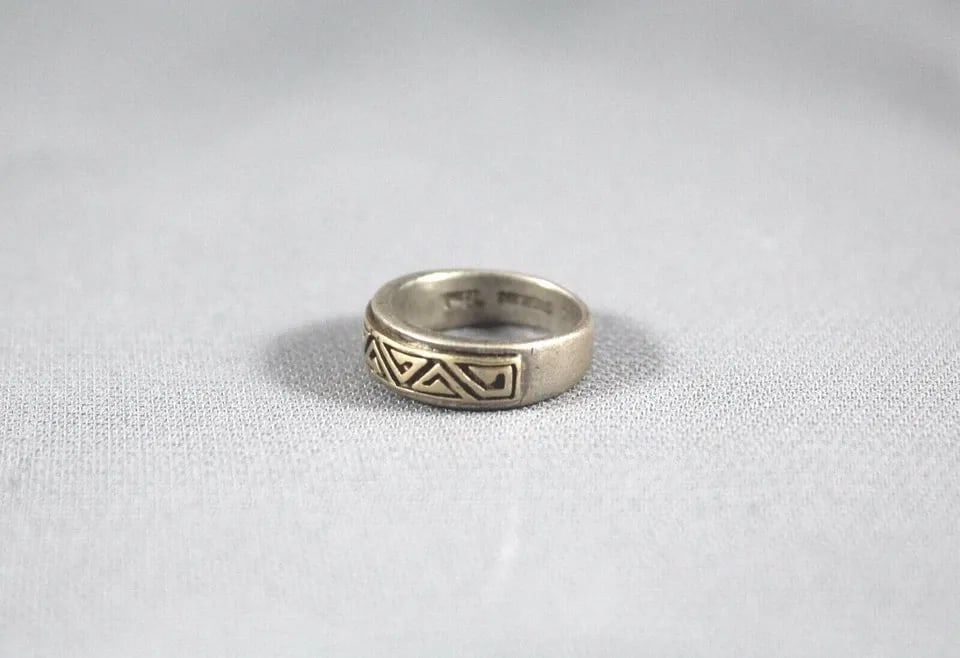VINTAGE NAVAJO STERLING SILVER AND 14 KT GOLD RING SIZE 4 1/2 SIGNED TEME: VINTAGE NAVAJO STERLING SILVER AND 14 KT GOLD RING SIZE 4 1/2 SIGNED TEME Item Description: 1/4” tall Solid 14kt Gold on Sterling Silver