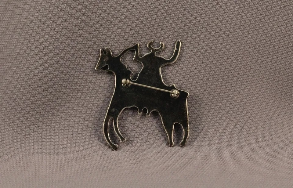 VINTAGE OLD NAVAJO STERLING SILVER PIN MAN ON HORSE: VINTAGE OLD NAVAJO STERLING SILVER PIN MAN ON HORSE Item Description: 1 3/4” wide 2”Tall Great Patina ..Would Polish up nice ..
