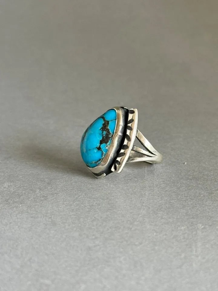 VINTAGE NAVAJO STERLING SILVER AND TURQUOISE RING. SIZE 7 (1 of 2)