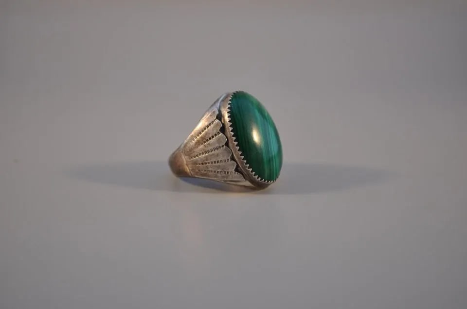VINTAGE NAVAJO STERLING SILVER RING - LARGE MALACHITE STONE - SIZE 11 3/4: VINTAGE NAVAJO STERLING SILVER RING - LARGE MALACHITE STONE - SIZE 11 3/4 Weight 26.39 Grams . 1" Tall Old Pawn Jewelry dates from the early 1900s to the 1970s. Most of it is not signed because it was