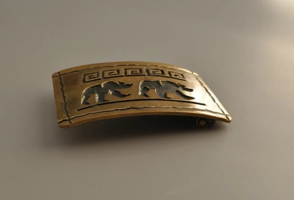 VINTAGE SANTO DOMINGO INDIAN BRASS BELT BUCKLE - 2 BEARS - 3 1/4" X 2 (1 of 2)