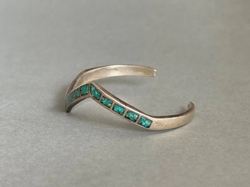 OLD PAWN ZUNI STERLING SILVER WITH TURQUOISE ZIG ZAG BRACELET: OLD PAWN ZUNI STERLING SILVER WITH TURQUOISE ZIG ZAG BRACELET Vintage Zuni Sterling Silver with Turquoise Zig Zag Bracelet 3/16 " Wide ..5" Inside with a 1 1/8" Opening ..