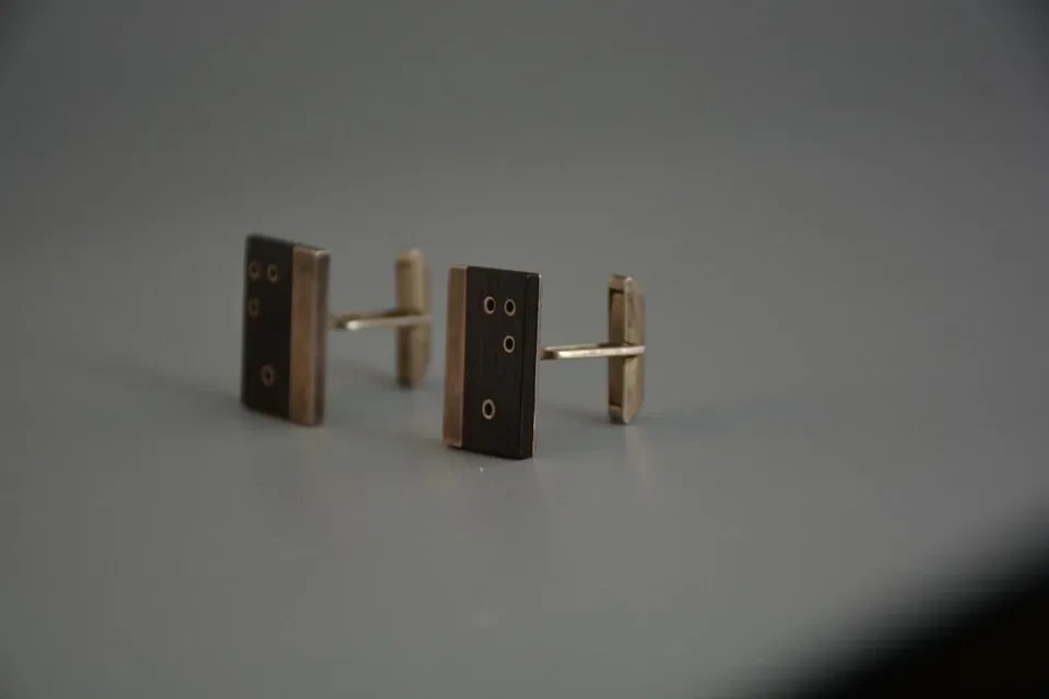 VTG MIDCENTURY MODERNIST CUFFLINKS - WOOD SILVER - SIGFREDO PINEDA TAXCO MEXICO: VTG MIDCENTURY MODERNIST CUFFLINKS - WOOD SILVER - SIGFREDO PINEDA TAXCO MEXICO Item Description: This pair of vintage cufflinks have been beautifully crafted of dark wood and sterling silver by Taxco
