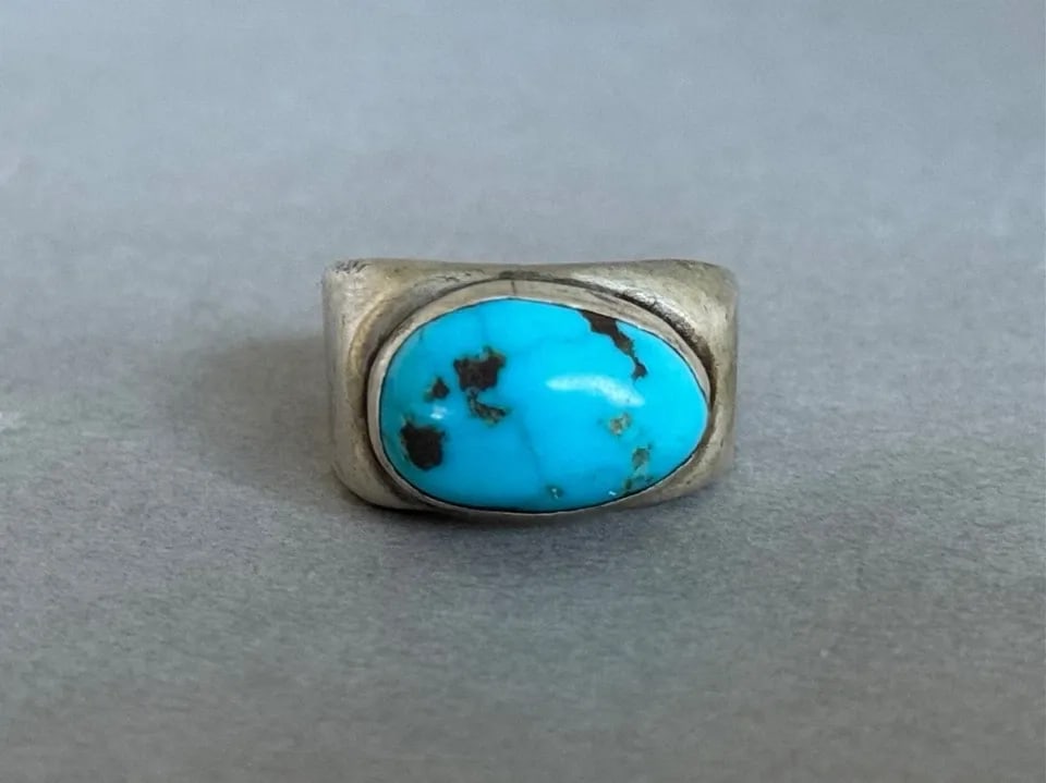 OLD PAWN NAVAJO STERLING SILVER AND TURQUOISE RING SIZE 9 (1 of 2)