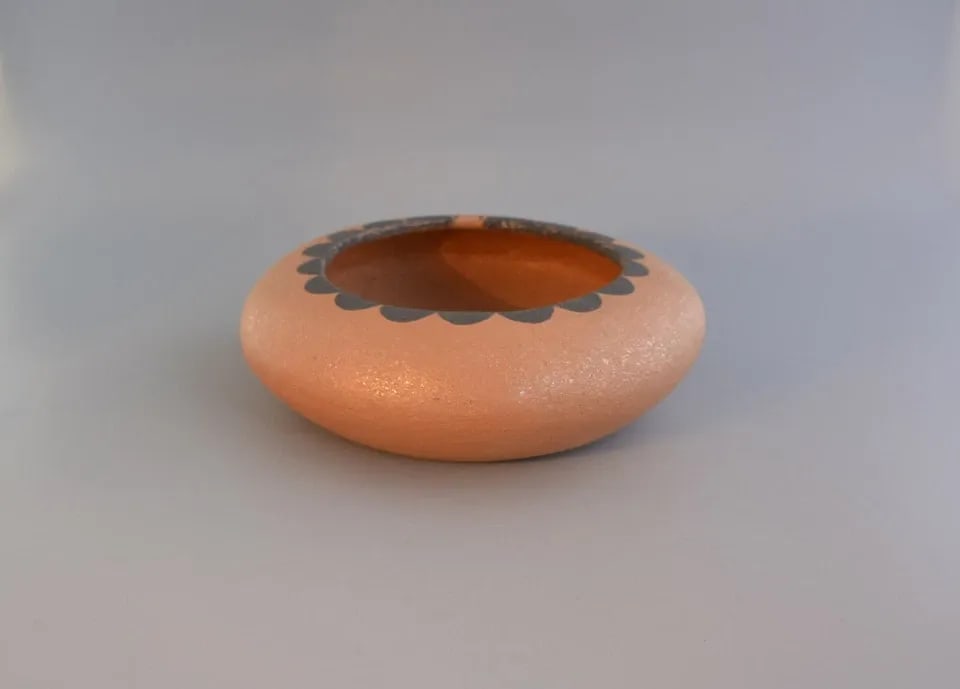 VINTAGE SAN JUAN PEUBLO INDIAN POTTERY BOWL - LINDA MAESTAS 7 1/2": VINTAGE SAN JUAN PEUBLO INDIAN POTTERY BOWL - LINDA MAESTAS 7 1/2" Item Description: This vintage pueblo pot was made by San Juan potter Linda Maestas. It has been made of mica clay and handpainted. M