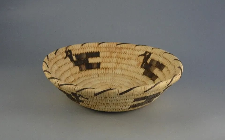 VINTAGE PAPAGO INDIAN BOWL BASKET - 4 FLYING BIRDS - 9 3/4" X 2 5/8" (1 of 2)
