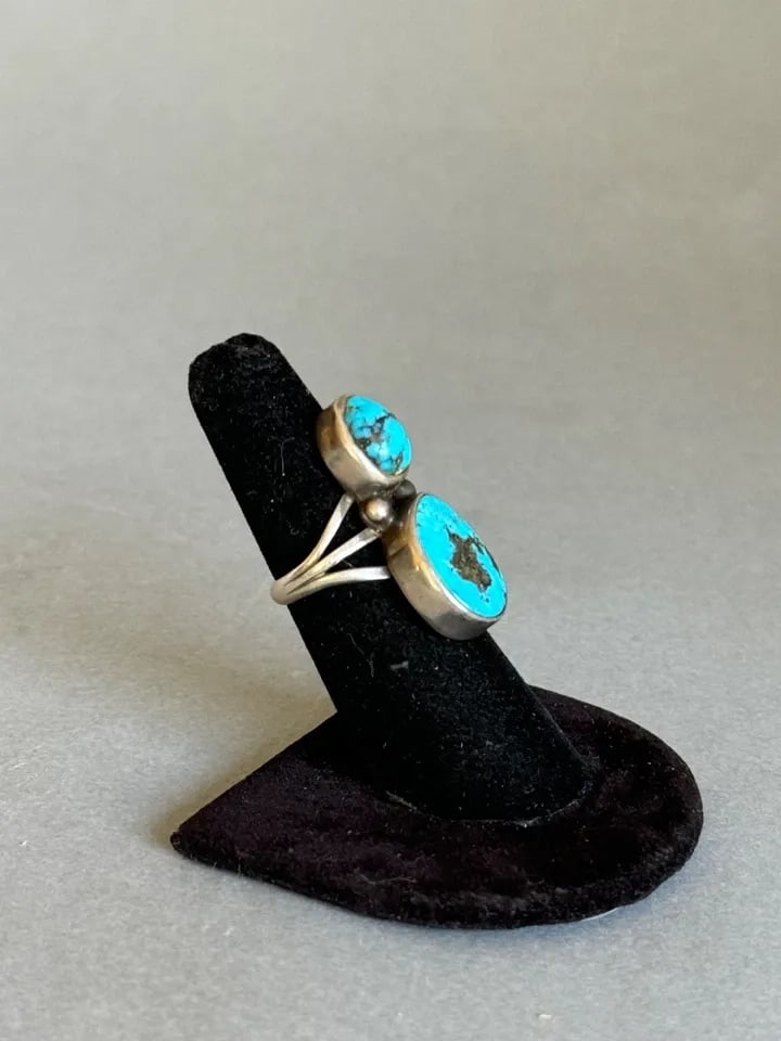 OLD PAWN NAVAJO STERLING SILVER AND TURQUOISE RING. SIZE 5 3/4 (1 of 2)