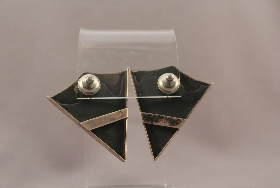 OLD PAWN NAVAJO STERLING SILVER COLLAR SHIRT POINTS KNIFE WING: OLD PAWN NAVAJO STERLING SILVER COLLAR SHIRT POINTS KNIFE WING Item Description: 1 7/8 ” length 1 1/2" Wide. Weight 1 Oz.