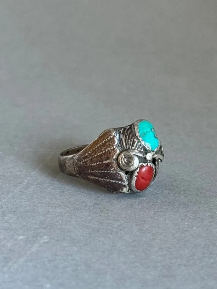 OLD PAWN NAVAJO STERLING SILVER WITH TURQUOISE AND CORAL RING. SIZE 11 (1 of 2)