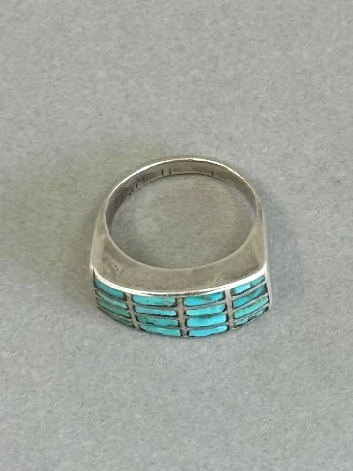 OLD PAWN ZUNI STERLING SILVER AND TURQUOISE RING. SIZE 5 1/2: OLD PAWN ZUNI STERLING SILVER AND TURQUOISE RING. SIZE 5 1/2 Old Pawn Zuni Sterling Silver and Turquoise Ring. Size 5 1/2 “ tall x “ wide