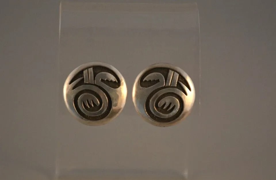 VTG HOPI INDIAN SILVER OVERLAY EARRINGS - BIRD WING SPIRAL DESIGN - KEVIN TAKALA: VTG HOPI INDIAN SILVER OVERLAY EARRINGS - BIRD WING SPIRAL DESIGN - KEVIN TAKALA Item Description: This beautiful pair of vintage sterling silver earrings have been crafted by Hopi artist Kevin Takala
