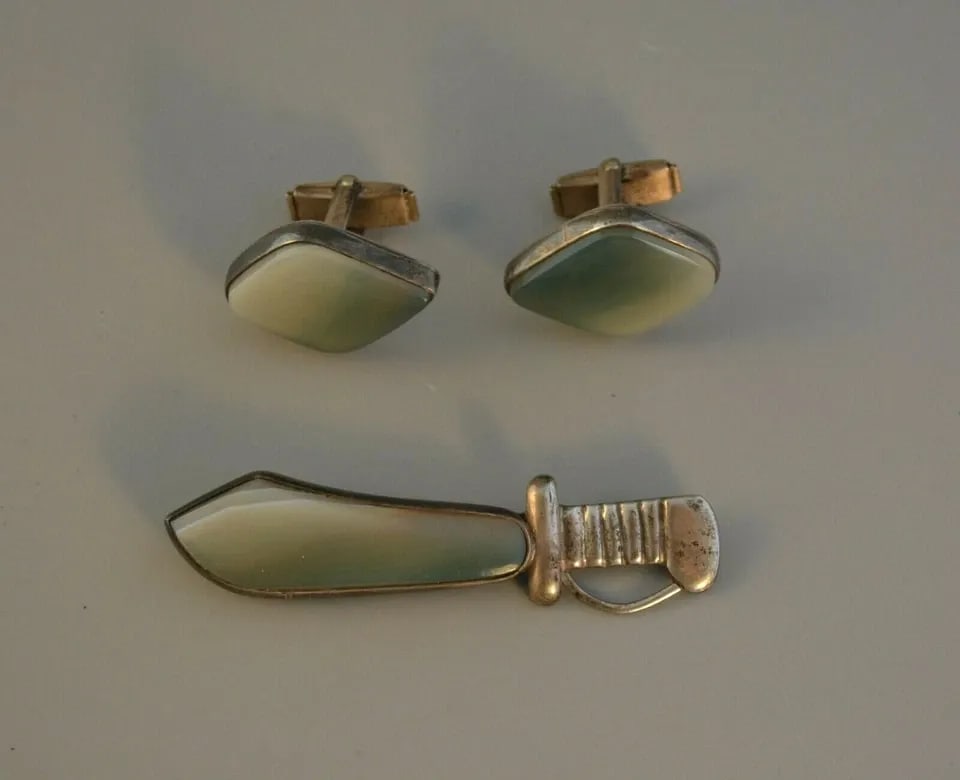 VINTAGE MENS STERLING SILVER CUFFLINKS & SABER SWORD PIN SET - UNIQUE STONE: VINTAGE MENS STERLING SILVER CUFFLINKS & SABER SWORD PIN SET - UNIQUE STONE Item Description: This is a very unique sterling silver men's cufflink and saber pin set. They are set with beautifully poli
