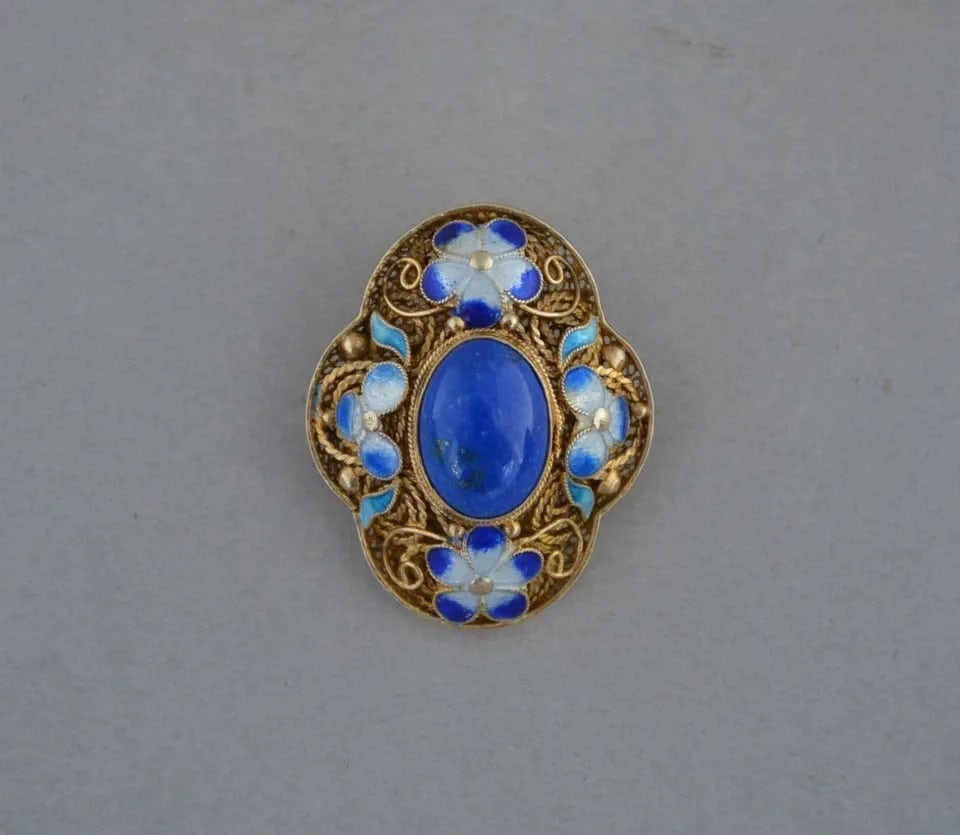VINTAGE VICTORIAN STYLE BLUE LAPIS DRESS SCARF CLIP / PENDANT - FILAGREE ENAMEL: VINTAGE VICTORIAN STYLE BLUE LAPIS DRESS SCARF CLIP / PENDANT - FILAGREE ENAMEL This lovely scarf or dress clip has a Victorian look. There is a beautiful blue lapis lazuli stone at the center with en