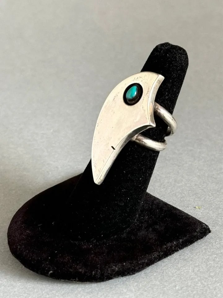 VINTAGE NAVAJO STERLING SILVER WITH TURQUOISE RING. SIGNED HK. SIZE 6 (1 of 2)