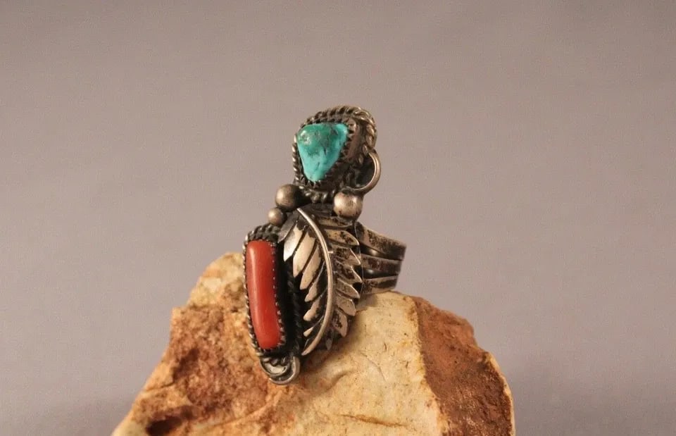 OLD PAWN NAVAJO STERLING SILVER AND TURQUOISE RING SIZE 7: OLD PAWN NAVAJO STERLING SILVER AND TURQUOISE RING SIZE 7 Item Description: 1 3/4" tall