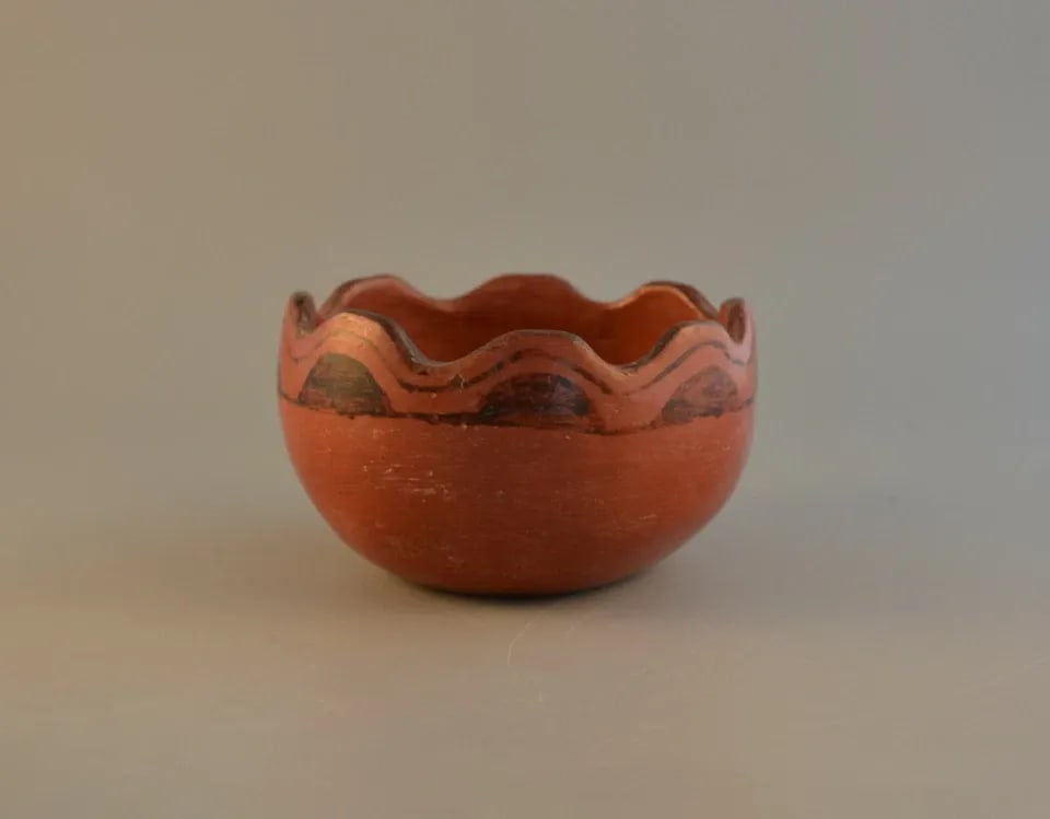 OLD VINTAGE MARICOPA INDIAN PAINTED POT BOWL - WAVY RIM - 1940S (1 of 2)