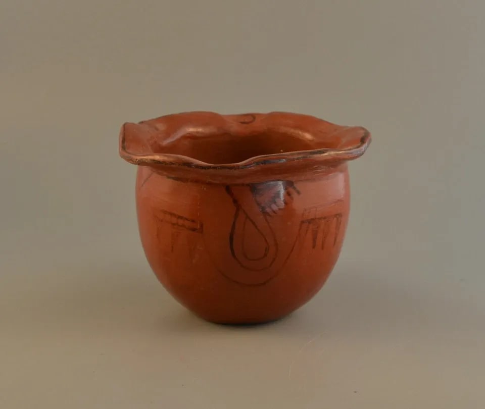 OLD VINTAGE MARICOPA INDIAN TRADITIONAL POT - PAINTED WITH RIPPLED EDGE - 1940S: OLD VINTAGE MARICOPA INDIAN TRADITIONAL POT - PAINTED WITH RIPPLED EDGE - 1940S Item Description: This vintage Maricopa pot came with a collection of Maricopa pottery purchased from an Arizona estate.