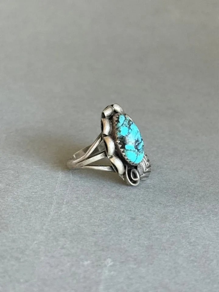 OLD PAWN NAVAJO STERLING SILVER AND TURQUOISE RING. SIZE 7: OLD PAWN NAVAJO STERLING SILVER AND TURQUOISE RING. SIZE 7 Old Pawn Navajo Sterling Silver and Turquoise Ring. Size 7 1" Tall