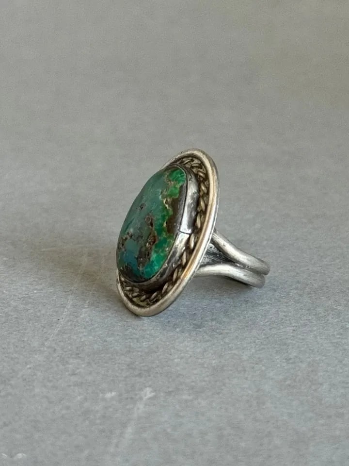 OLD PAWN NAVAJO STERLING SILVER AND TURQUOISE RING. SIZE 6 1/2 (1 of 2)