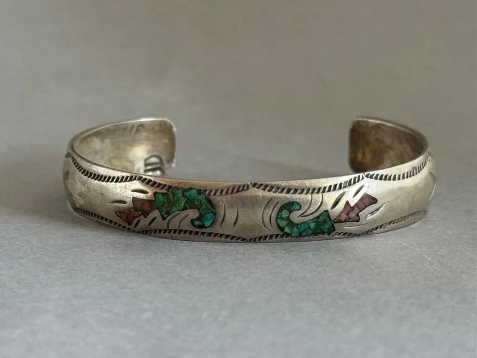 VINTAGE NAVAJO STERLING SILVER WITH TURQUOISE AND CORAL CHIP INLAY BRACELET: VINTAGE NAVAJO STERLING SILVER WITH TURQUOISE AND CORAL CHIP INLAY BRACELET Vintage Navajo Sterling Silver with Turquoise and Coral Chip Inlay Bracelet. Signed JD ..3/8" Wide ..5 1/8" Around Inside wi
