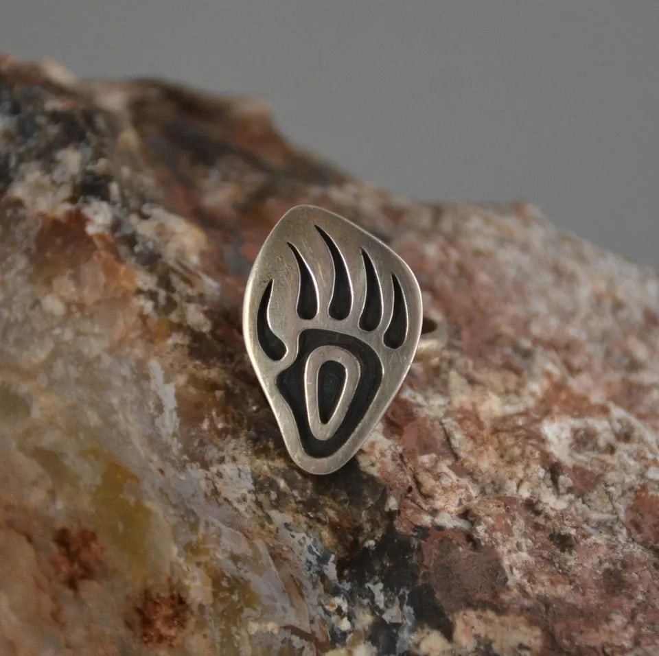 STEWART TEWAWINA - VINTAGE HOPI INDIAN SILVER RING - BEAR PAW - RING SIZE 7: STEWART TEWAWINA - VINTAGE HOPI INDIAN SILVER RING - BEAR PAW - RING SIZE 7 Item Description: This vintage Hopi silver ring has been beautifully crafted with a bear paw design. The front of the ring m