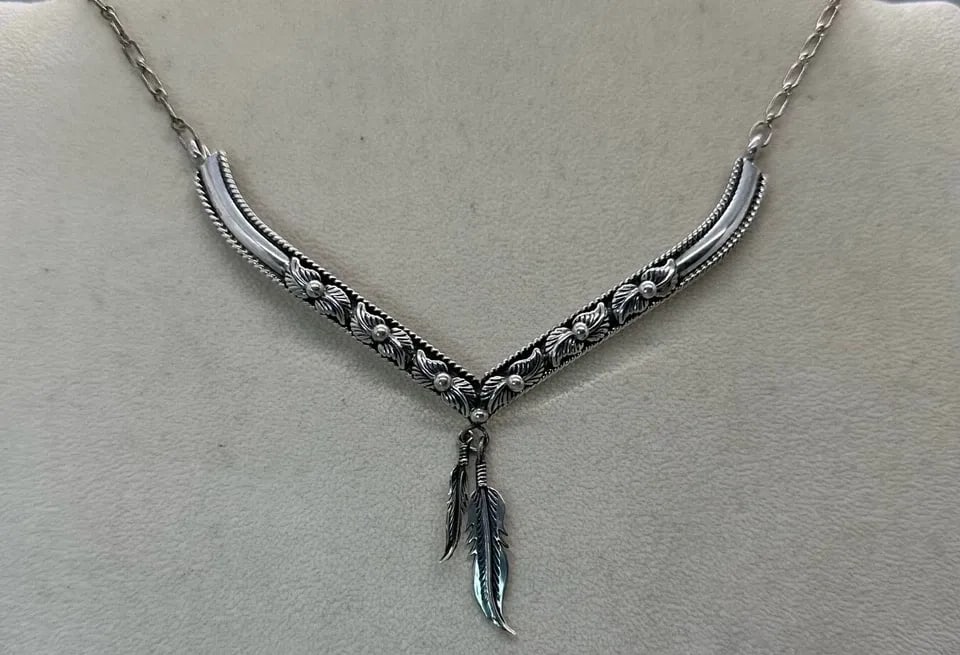 VINTAGE STERLING NAVAJO CHOKER NECKLACE SIGNED AB 13" W. FEATHERS: VINTAGE STERLING NAVAJO CHOKER NECKLACE SIGNED AB 13" W. FEATHERS Item Description: 13 Inches choker Chain Lenth ..pendant 1/4 " Wide ..Feathers are 1 1/4 " Tall Could be used with a silver extension 