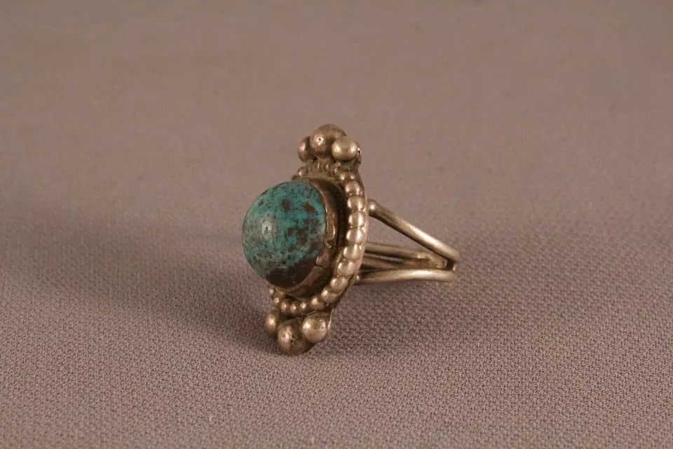 OLD PAWN NAVAJO STERLING SILVER AND TURQUOISE RING SIZE 5 1/2: OLD PAWN NAVAJO STERLING SILVER AND TURQUOISE RING SIZE 5 1/2 Item Description: 1 1/8" tall Great Old Navajo Pawn Ring Great Turquoise