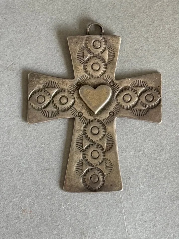 VINTAGE NAVAJO HAND STAMPED STERLING SILVER CROSS W HEART PENDANT (1 of 2)