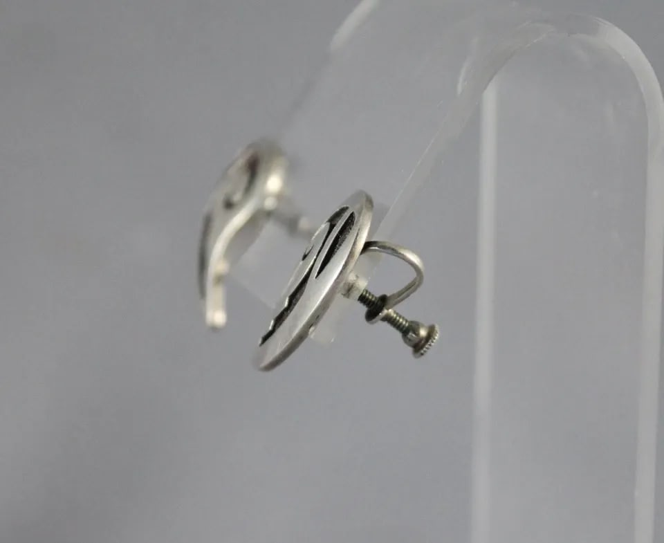 VINTAGE HOPI STERLING SILVER EARRINGS SCREW BACK SIGNED HL: VINTAGE HOPI STERLING SILVER EARRINGS SCREW BACK SIGNED HL Item Description: 1” length Hopi Earrings signed HL P