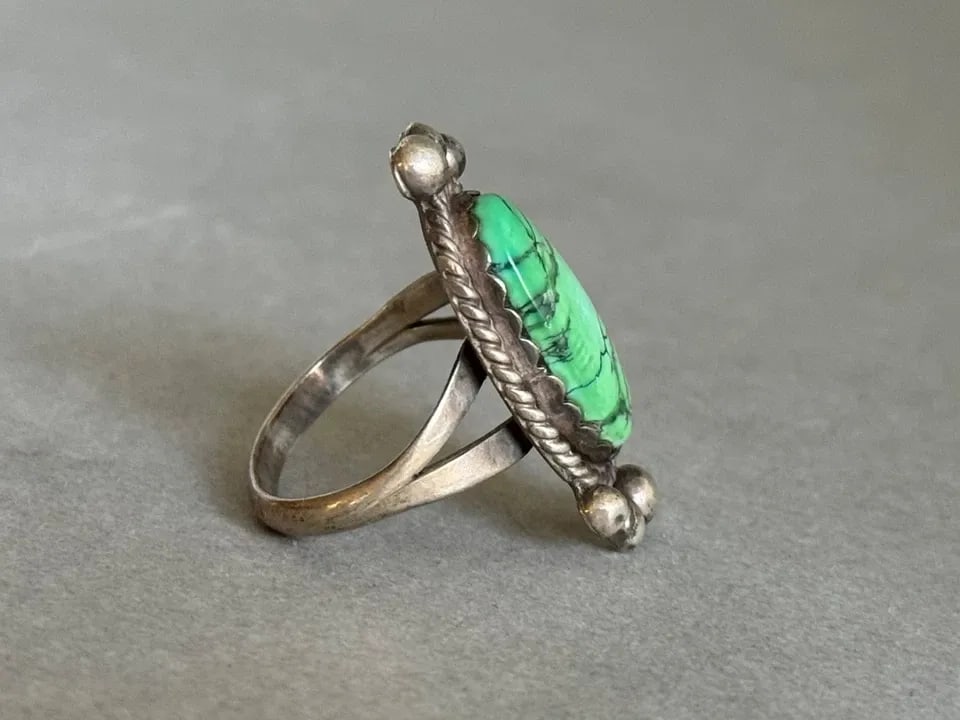 VINTAGE NAVAJO STERLING SILVER WITH GREEN TURQUOISE RING SIGNED AD SIZE 7 3/4: VINTAGE NAVAJO STERLING SILVER WITH GREEN TURQUOISE RING SIGNED AD SIZE 7 3/4 Vintage Navajo Sterling Silver with Green Turquoise Ring Signed AD Size 7 3/4 1 1/4" Tall