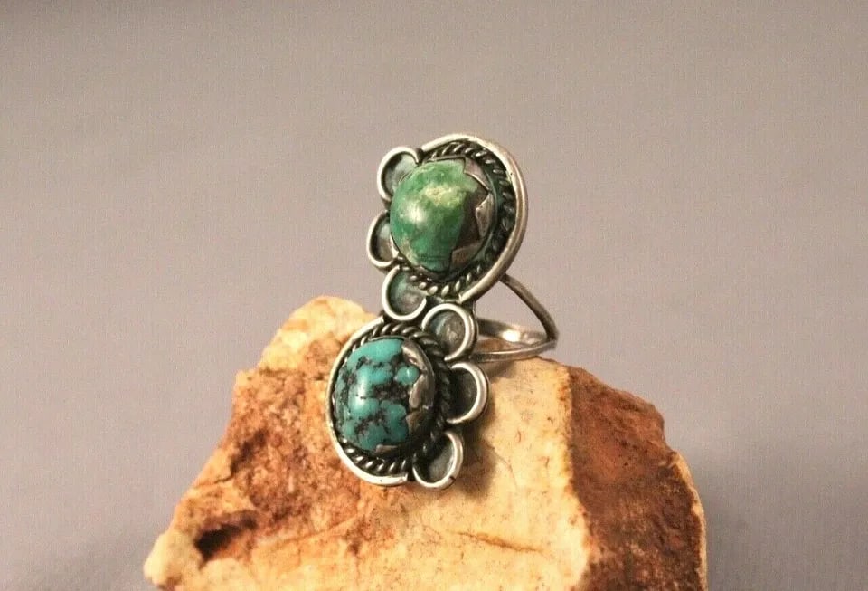 OLD PAWN NAVAJO STERLING SILVER AND TURQUOISE RING SIZE 7: OLD PAWN NAVAJO STERLING SILVER AND TURQUOISE RING SIZE 7 Item Description: 1 1/2" tall Old Pawn Navajo Ring .. Size 7 P