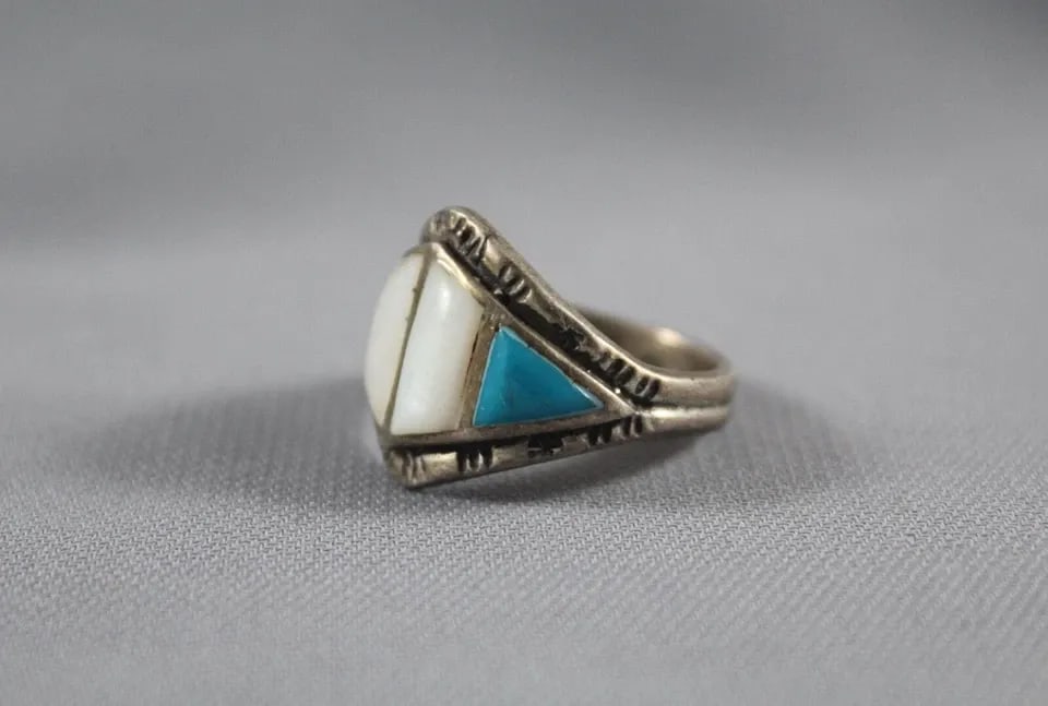 OLD PAWN ZUNI STERLING SILVER AND TURQUOISE AND SHELL RING SIZE 9: OLD PAWN ZUNI STERLING SILVER AND TURQUOISE AND SHELL RING SIZE 9 Item Description: 3/4” tall ..Ring Size 9