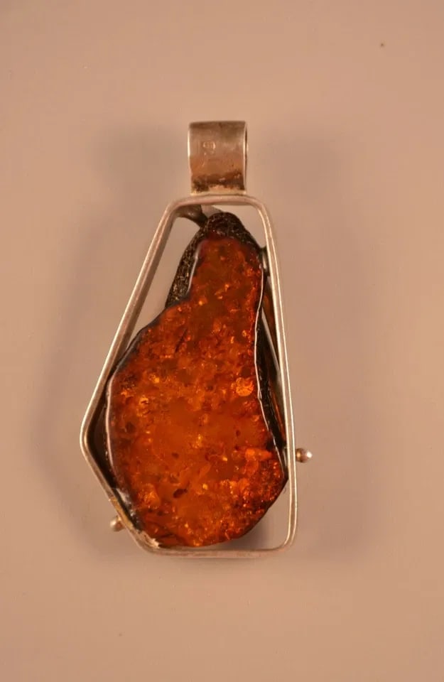 VINTAGE STERLING SILVER HANDCRAFTED PENDANT - LARGE PIECE OF AMBER - 2 3/4" TALL (1 of 2)