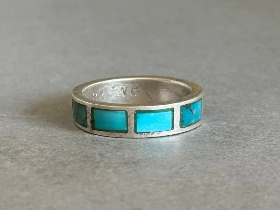 VINTAGE NAVAJO STERLING SILVER WITH INLAID TURQUOISE RING SIZE 10 1/2: VINTAGE NAVAJO STERLING SILVER WITH INLAID TURQUOISE RING SIZE 10 1/2 Vintage Navajo Sterling Silver with Inlaid Turquoise Ring Size 10 1/2 ..1/4" Wide