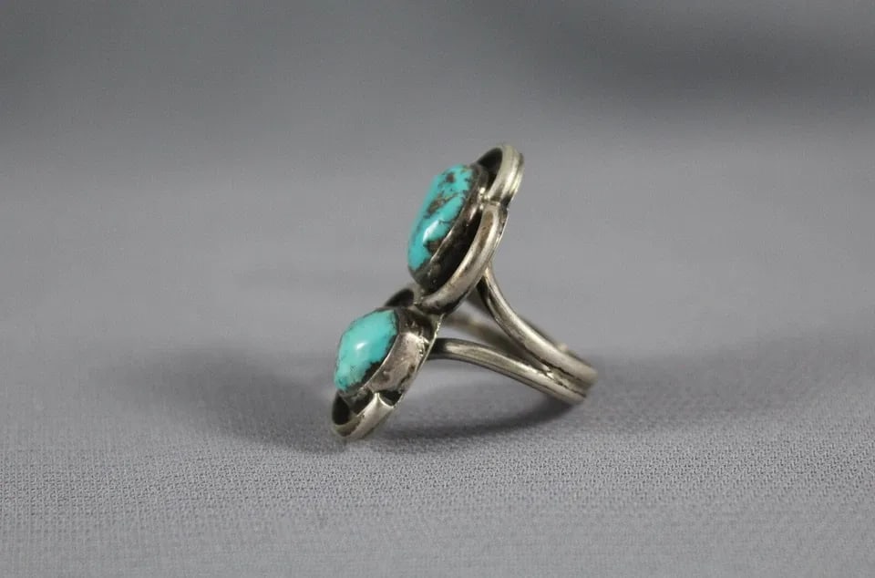 OLD PAWN NAVAJO STERLING SILVER AND TURQUOISE RING SIZE 6: OLD PAWN NAVAJO STERLING SILVER AND TURQUOISE RING SIZE 6 Item Description: 1 1/4” tall