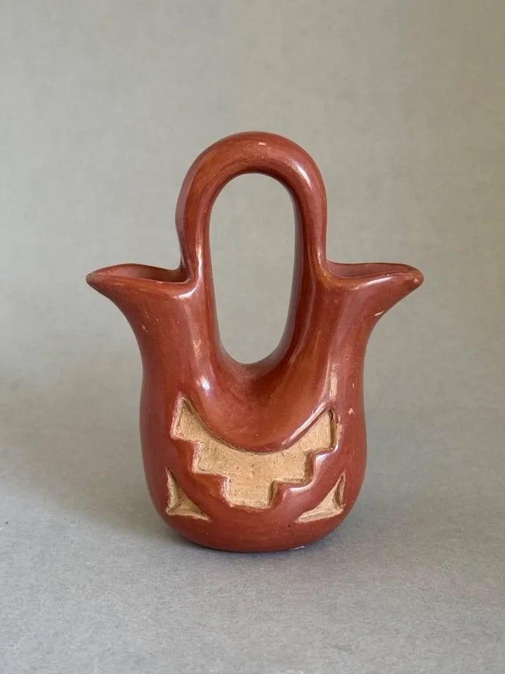 VINTAGE SANTA CLAIRE PUEBLO SMALL WEDDING VASE SIGNED 3 3/4" TALL: VINTAGE SANTA CLAIRE PUEBLO SMALL WEDDING VASE SIGNED 3 3/4" TALL Santa Claire Pueblo Small Wedding Vase Signed 3 3/4" Tall x 3" Wide ..