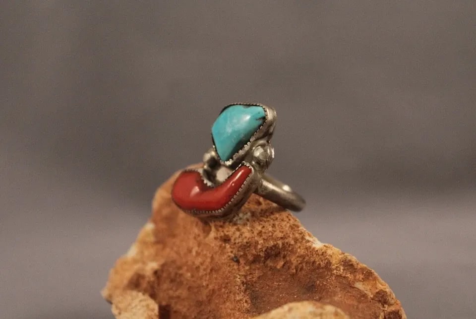 OLD PAWN NAVAJO STERLING SILVER AND TURQUOISE RING SIZE 7: OLD PAWN NAVAJO STERLING SILVER AND TURQUOISE RING SIZE 7 Item Description: 1 1/8" tall