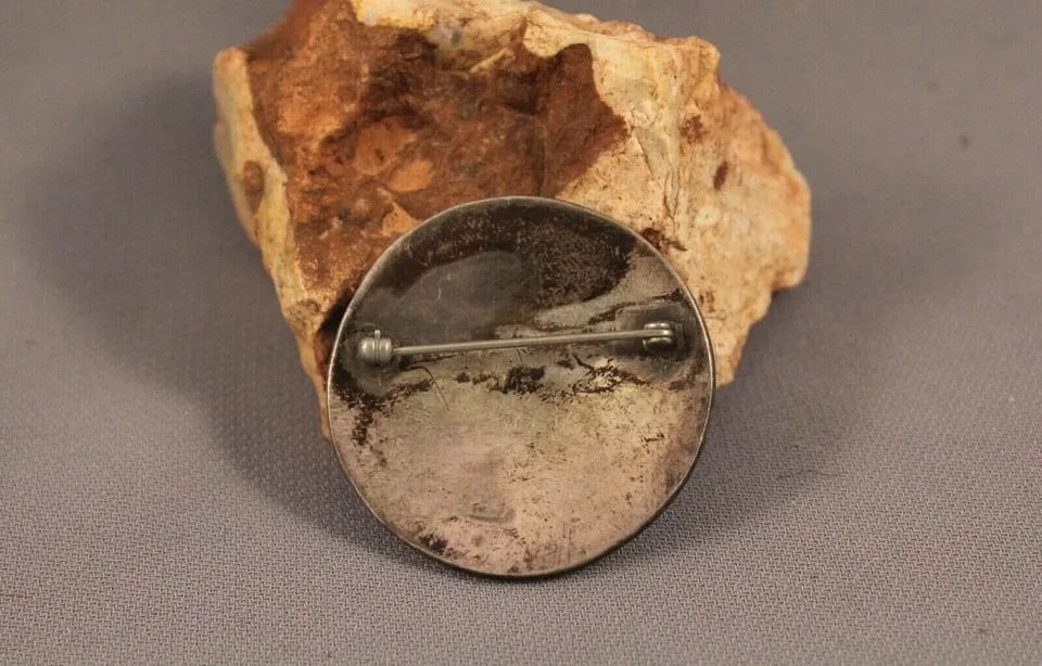 OLD PAWN NAVAJO TURQUOISE AND STERLING SILVER PIN: OLD PAWN NAVAJO TURQUOISE AND STERLING SILVER PIN Item Description: 1 1/2" tall